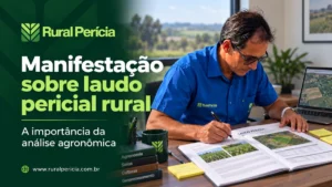 Engenheiro agrônomo analisa laudo pericial rural com mapas e fotografias para elaborar manifestação técnica.